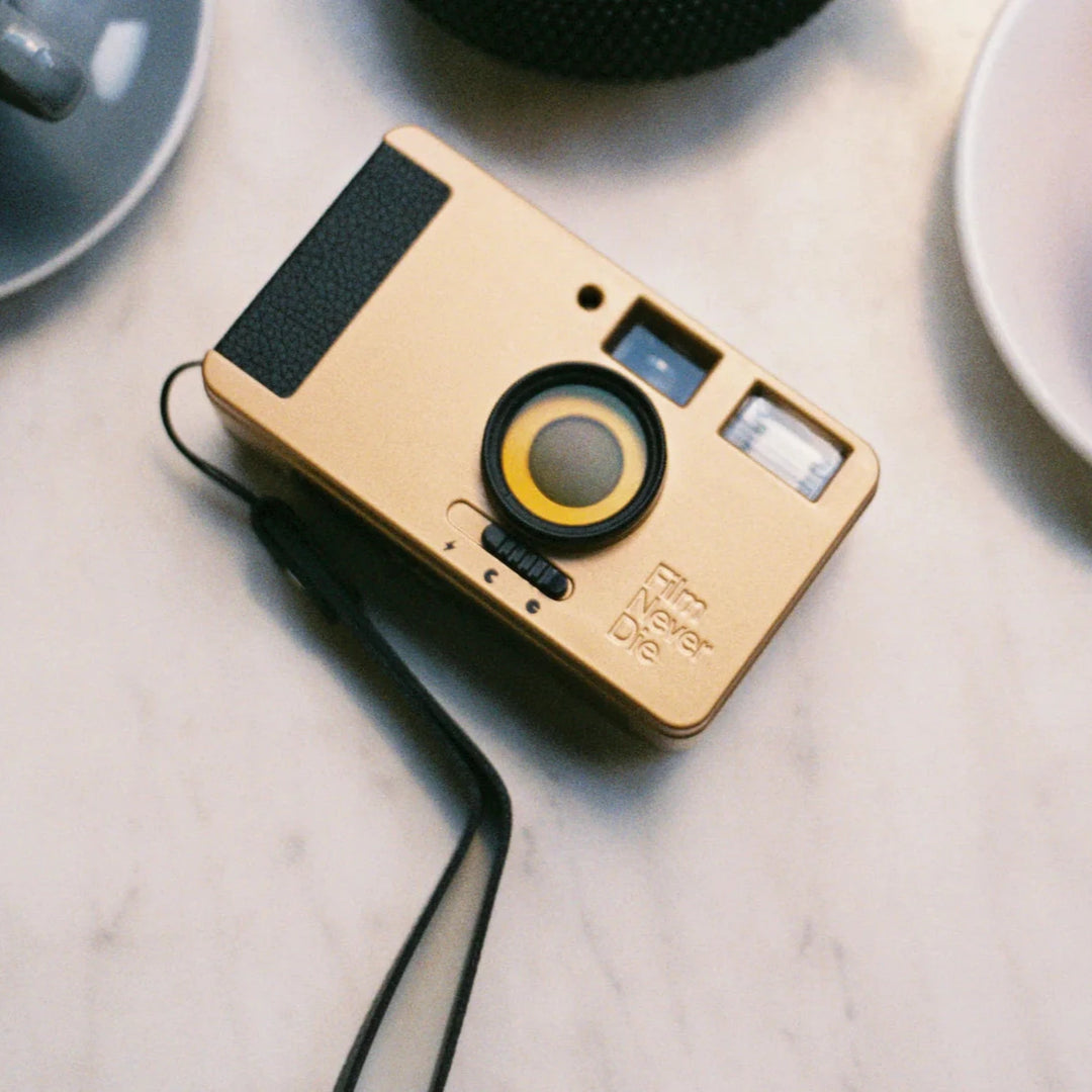 最初値下げ　NANACAMERA Film Never Die Special Deal* FilmNeverDie Nana 35mm Film Point and Shoot Reusable